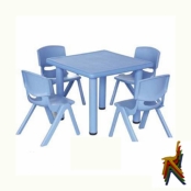 Kindertafel met stoelen