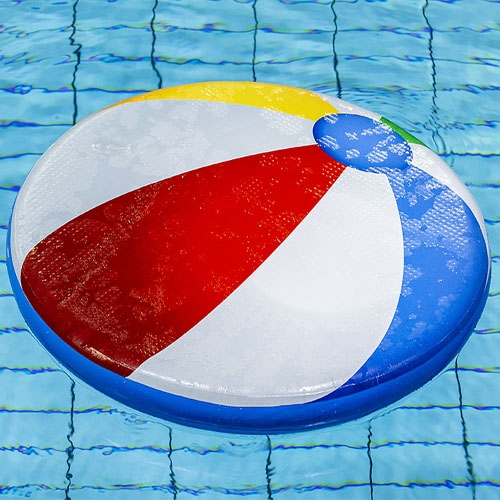 Foto: Drijfmat Strandbal Gekleurd